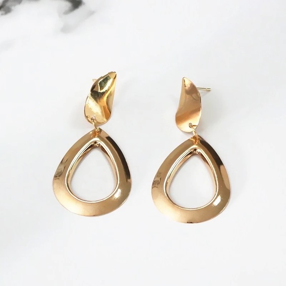 5/$20 ❤️ Gold Teardrop Dangle Earrings - Picture 3 of 6